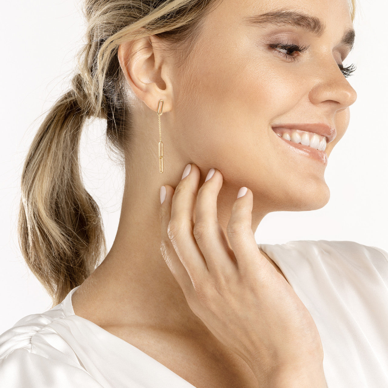 Simple thin links dangle earrings by My Store, featuring a sleek design and elegant shine, perfect for everyday wear.